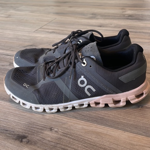 on cloud flow sneakers - Picture 4 of 7